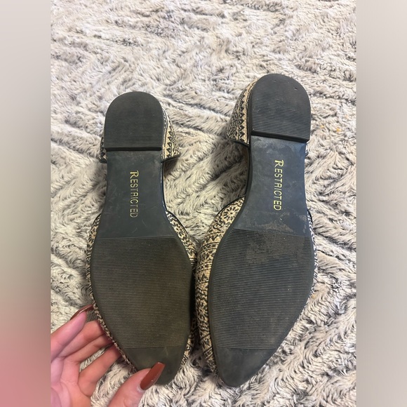 🌿 $5 ADD ON • RESTRICTED woven flats 7.5 - Picture 2 of 4